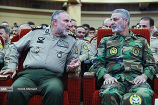 آیین اعطای نشان فداکاری ارتش به پنج تن از خانواده‌های شهدا و یک تن از پیشکسوتان دفاع مقدس با حضور امیر سرلشکر سید عبدالرحیم موسوی فرمانده کل ارتش امیر سرتیپ کیومرت حیدری فرمانده نیروی زمینی و جمعی از فرماندهان و مسؤلان عالی رتبه ارتش