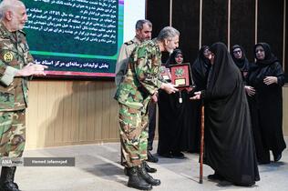 اعطای نشان فداکاری به خانواده‌های پنج شهید ارتش توسط سرلشکر سیدعبدالرحیم موسوی فرمانده کل ارتش 