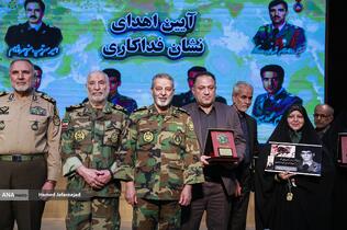 اعطای نشان فداکاری به خانواده‌های پنج شهید ارتش توسط سرلشکر سیدعبدالرحیم موسوی فرمانده کل ارتش 