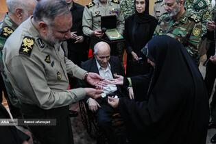 تقدیر از امیرسرتیپ منوچهر دژکام به پاس سال‌ها مجاهدت در دوران دفاع مقدس