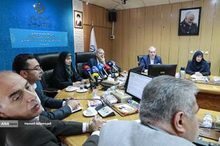 علیرضا کاظمی، وزیر آموزش و پرورش و فرزانه صادق مالواجِرد وزیر راه و شهرسازی در مراسم امضای تفاهم‌نامه همکاری حوزه مسکن فرهنگیان