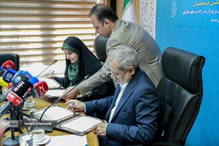 علیرضا کاظمی، وزیر آموزش و پرورش و فرزانه صادق مالواجِرد وزیر راه و شهرسازی در مراسم امضای تفاهم‌نامه همکاری حوزه مسکن فرهنگیان