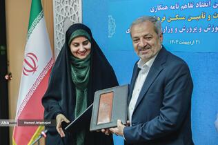 علیرضا کاظمی، وزیر آموزش و پرورش و فرزانه صادق مالواجِرد وزیر راه و شهرسازی در مراسم امضای تفاهم‌نامه همکاری حوزه مسکن فرهنگیان