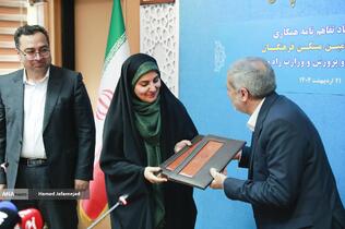 علیرضا کاظمی، وزیر آموزش و پرورش و فرزانه صادق مالواجِرد وزیر راه و شهرسازی در مراسم امضای تفاهم‌نامه همکاری حوزه مسکن فرهنگیان