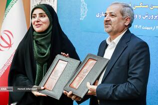 علیرضا کاظمی، وزیر آموزش و پرورش و فرزانه صادق مالواجِرد وزیر راه و شهرسازی در مراسم امضای تفاهم‌نامه همکاری حوزه مسکن فرهنگیان