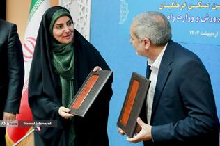 علیرضا کاظمی، وزیر آموزش و پرورش و فرزانه صادق مالواجِرد وزیر راه و شهرسازی در مراسم امضای تفاهم‌نامه همکاری حوزه مسکن فرهنگیان