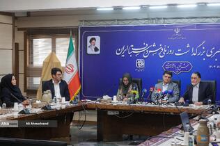 یحیی آل&zwnj;اسحاق رئیس شورای راهبردی مرکز ملی فرش دستباف ایران، محمدصادق مفتح مشاور وزیر صنعت، معدن و تجارت در امور بازرگانی و زهرا کمانی رئیس مرکز ملی فرش ایران