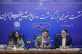 یحیی آل&zwnj;اسحاق رئیس شورای راهبردی مرکز ملی فرش دستباف ایران، محمدصادق مفتح مشاور وزیر صنعت، معدن و تجارت در امور بازرگانی و زهرا کمانی رئیس مرکز ملی فرش ایران