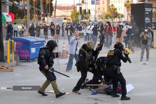 درگیری پلیس ضد شورش و معترضان در لس&zwnj;آنجلس آمریکا