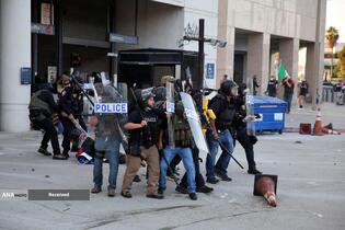 درگیری پلیس ضد شورش و معترضان در لس&zwnj;آنجلس آمریکا