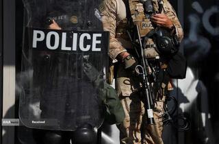 درگیری پلیس ضد شورش و معترضان در لس&zwnj;آنجلس آمریکا