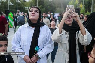 اهتزاز بزرگترین پرچم علوی بر فراز تهران