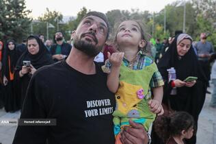 اهتزاز بزرگترین پرچم علوی بر فراز تهران