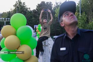 اهتزاز بزرگترین پرچم علوی بر فراز تهران