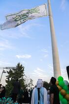 اهتزاز بزرگترین پرچم علوی بر فراز تهران