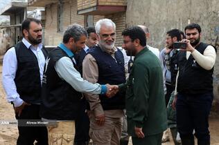کمک رسانی شهید محمدمهدی طهرانچی دانشمند هسته ای در مناطق سیل زده لرستان پلدختر در سال 1398 همراه گروه های جهادی