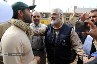 کمک رسانی شهید محمدمهدی طهرانچی دانشمند هسته ای در مناطق سیل زده لرستان پلدختر در سال 1398 همراه گروه های جهادی