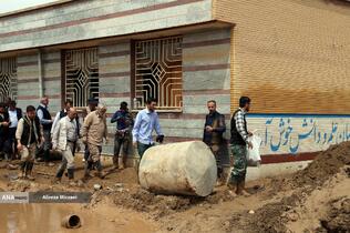 کمک رسانی شهید محمدمهدی طهرانچی دانشمند هسته ای در مناطق سیل زده لرستان پلدختر در سال 1398 همراه گروه های جهادی