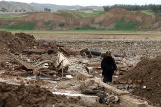 کمک رسانی شهید محمدمهدی طهرانچی دانشمند هسته ای در مناطق سیل زده لرستان پلدختر در سال 1398 همراه گروه های جهادی