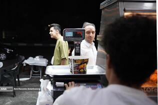 حضور مردم در رستوران ها و غذاخوری ها در شب های تهران 