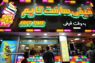 حضور مردم در رستوران ها و غذاخوری ها در شب های تهران 