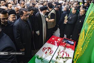 اقامه نماز میت توسط حجت‌الاسلام قاضی‌ تولیت آستان مطهر حضرت عبدالعظیم بر پیکر مطهر دانشمند هسته‌ای شهید محمدمهدی طهرانچی رییس دانشگاه آزاد اسلامی و همسر گرانقدرش شهیده مژگان قراویری در حرم حضرت عبدالعظیم حسنی(ع)