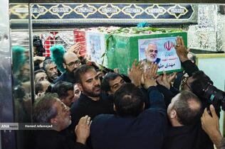 تشییع و تدفین پیکر مطهر دانشمند هسته‌ای شهید محمدمهدی طهرانچی رییس دانشگاه آزاد اسلامی و همسر گرانقدرش شهیده مژگان قراویری در حرم حضرت عبدالعظیم حسنی(ع)