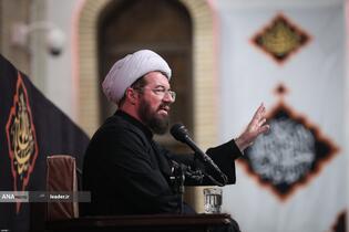 مراسم عزادارای شب عاشورای حسینی(ع) در حسینیه امام خمینی(ره) با حضور رهبر معظم انقلاب