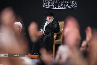 مراسم عزادارای شب عاشورای حسینی(ع) در حسینیه امام خمینی(ره) با حضور رهبر معظم انقلاب