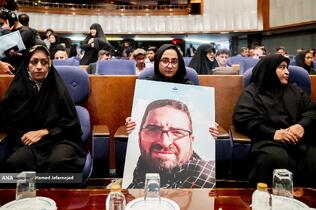 حضور خانواده شهدا در مراسم بزرگداشت شهدای رسانه در نبرد با رژیم صهیونیستی