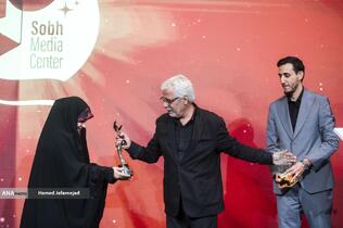  احمدرضا درویش، کارگردان سینمای ایران دو تندیس سیمرغ بلورین جشنواره فجر و جشن خانه سینمای خود را به پاس اقدام شجاعانه مجری خبر صداوسیما به سحر امامی تقدیم کرد - بزرگداشت شهدای رسانه در نبرد با رژیم صهیونیستی