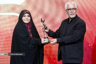 اهدای سیمرغ بلورین به سحر امامی مجری تلویزیون به پاس اقدام شجاعانه مجری خبر صداوسیما در حمله رژیم صهیونیستی به ساختمان شیشه ای صدا و سیما در مراسم بزرگداشت شهدای رسانه در نبرد با رژیم صهیونیستی