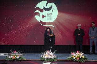 اهدای سیمرغ بلورین به سحر امامی مجری تلویزیون به پاس اقدام شجاعانه مجری خبر صداوسیما در حمله رژیم صهیونیستی به ساختمان شیشه ای صدا و سیما در مراسم بزرگداشت شهدای رسانه در نبرد با رژیم صهیونیستی