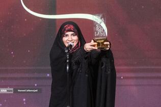 اهدای سیمرغ بلورین به سحر امامی مجری تلویزیون به پاس اقدام شجاعانه مجری خبر صداوسیما در حمله رژیم صهیونیستی به ساختمان شیشه ای صدا و سیما در مراسم بزرگداشت شهدای رسانه در نبرد با رژیم صهیونیستی