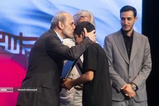 تجلیل از خانواده شهدا با حضور پیمان جبلی رییس سازمان صدا و سیما در مراسم بزرگداشت شهدای رسانه در نبرد با رژیم صهیونیستی