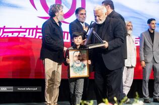 تجلیل از خانواده شهدا با حضور پیمان جبلی رییس سازمان صدا و سیما در مراسم بزرگداشت شهدای رسانه در نبرد با رژیم صهیونیستی