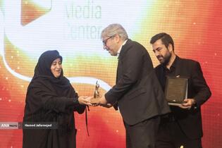 تجلیل از هومن خلیلی، کارگردان خبر در مراسم بزرگداشت شهدای رسانه در نبرد با رژیم صهیونیستی