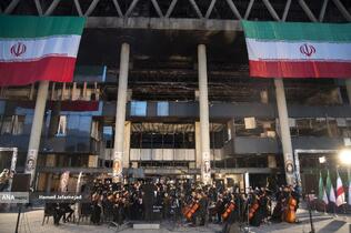 بازدید خبرنگاران خارجی از آثار به‌جامانده از حمله موشکی رژیم صهیونیستی به ساختمان شیشه ای صدا و سیما که در تاریخ ۲۴ تیرماه صورت گرفت