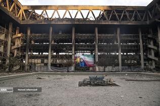 بازدید خبرنگاران خارجی از آثار به‌جامانده از حمله موشکی رژیم صهیونیستی به ساختمان شیشه ای صدا و سیما که در تاریخ ۲۴ تیرماه صورت گرفت