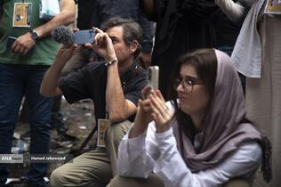 بازدید خبرنگاران خارجی از آثار به‌جامانده از حمله موشکی رژیم صهیونیستی به ساختمان شیشه ای صدا و سیما که در تاریخ ۲۴ تیرماه صورت گرفت