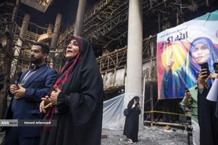 توضیحات سحر امامی مجری تلویزیون در خصوص حمله رژیم صهیونیستی به ساختمان شیشه ای صدا و سیما در بازدید خبرنگاران خارجی از آثار به‌جامانده از حمله موشکی رژیم صهیونیستی به ساختمان شیشه ای صدا و سیما که در تاریخ ۲۴ تیرماه صورت گرفت