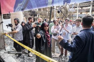 توضیحات سحر امامی مجری تلویزیون در خصوص حمله رژیم صهیونیستی به ساختمان شیشه ای صدا و سیما در بازدید خبرنگاران خارجی از آثار به‌جامانده از حمله موشکی رژیم صهیونیستی به ساختمان شیشه ای صدا و سیما که در تاریخ ۲۴ تیرماه صورت گرفت