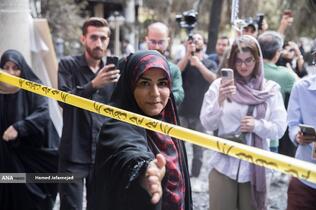 توضیحات سحر امامی مجری تلویزیون در خصوص حمله رژیم صهیونیستی به ساختمان شیشه ای صدا و سیما در بازدید خبرنگاران خارجی از آثار به‌جامانده از حمله موشکی رژیم صهیونیستی به ساختمان شیشه ای صدا و سیما که در تاریخ ۲۴ تیرماه صورت گرفت