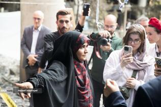 توضیحات سحر امامی مجری تلویزیون در خصوص حمله رژیم صهیونیستی به ساختمان شیشه ای صدا و سیما در بازدید خبرنگاران خارجی از آثار به‌جامانده از حمله موشکی رژیم صهیونیستی به ساختمان شیشه ای صدا و سیما که در تاریخ ۲۴ تیرماه صورت گرفت