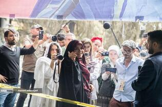 توضیحات سحر امامی مجری تلویزیون در خصوص حمله رژیم صهیونیستی به ساختمان شیشه ای صدا و سیما در بازدید خبرنگاران خارجی از آثار به‌جامانده از حمله موشکی رژیم صهیونیستی به ساختمان شیشه ای صدا و سیما که در تاریخ ۲۴ تیرماه صورت گرفت