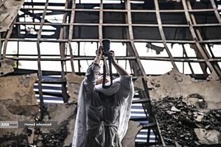 بازدید خبرنگاران خارجی از آثار به‌جامانده از حمله موشکی رژیم صهیونیستی به ساختمان شیشه ای صدا و سیما که در تاریخ ۲۴ تیرماه صورت گرفت