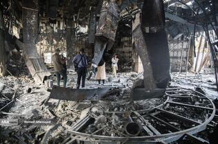 بازدید خبرنگاران خارجی از آثار به‌جامانده از حمله موشکی رژیم صهیونیستی به ساختمان شیشه ای صدا و سیما که در تاریخ ۲۴ تیرماه صورت گرفت