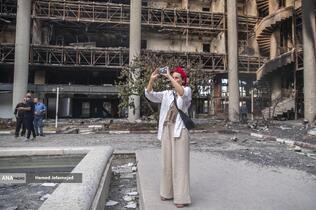 بازدید خبرنگاران خارجی از آثار به‌جامانده از حمله موشکی رژیم صهیونیستی به ساختمان شیشه ای صدا و سیما که در تاریخ ۲۴ تیرماه صورت گرفت