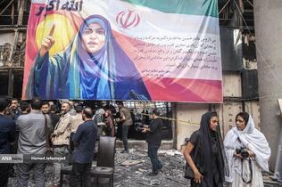 بازدید خبرنگاران خارجی از آثار به‌جامانده از حمله موشکی رژیم صهیونیستی به ساختمان شیشه ای صدا و سیما که در تاریخ ۲۴ تیرماه صورت گرفت