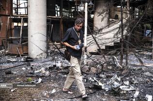 بازدید خبرنگاران خارجی از آثار به‌جامانده از حمله موشکی رژیم صهیونیستی به ساختمان شیشه ای صدا و سیما که در تاریخ ۲۴ تیرماه صورت گرفت